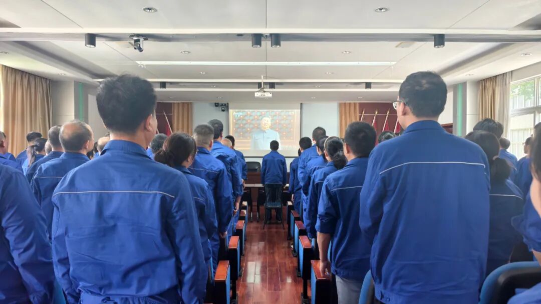 1996154570995974144.gif 1.gif